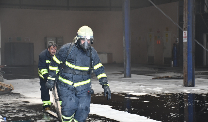 Fabrikanın deposunda çıkan yangında 4 işçi dumandan etkilendi