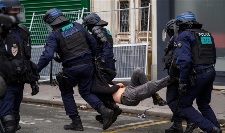 Paris’te maaş zammı talebiyle gösteri düzenlendi