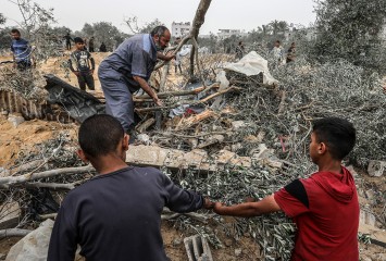 İsrail ordusu Gazze’nin güney bölgelerine yoğun topçu saldırısı düzenledi
