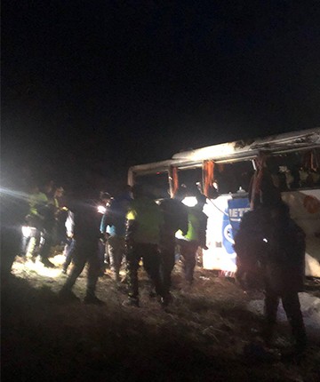 Yolcu otobüsü, şarampole devrildi: 2 ölü, 34 yaralı