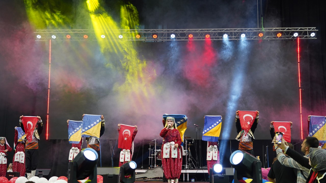 Selçuklu Belediyesi halk oyunları ekibi Zenica Çocuk  Şenliği'nde sahne aldı